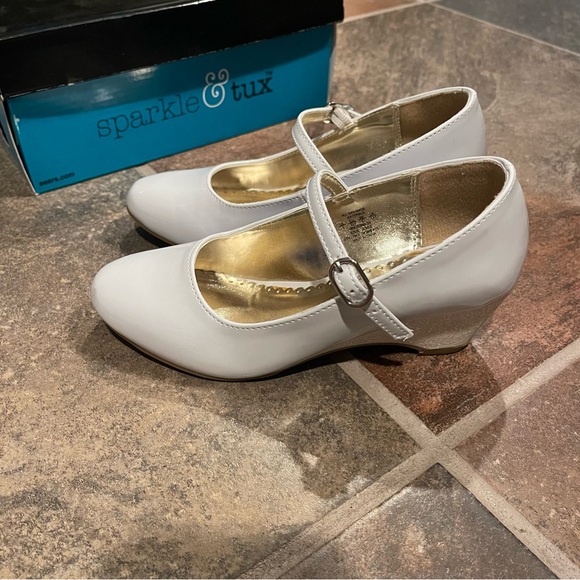 BUNDLE Girls white dress shoes with 2 pairs of socks and box - Picture 9 of 13